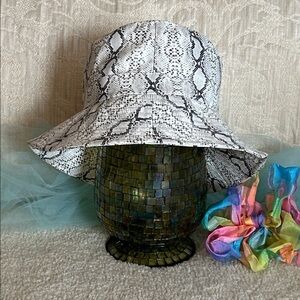 New NY&Co Snakeskin Print Bucket Hat NWOT